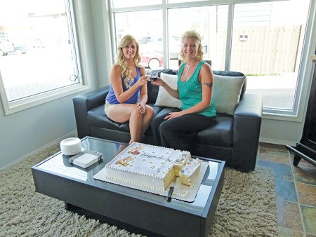 Scizzor Sisters celebrated its official grand opening on August 27 with cake and champagne to mark the occasion.