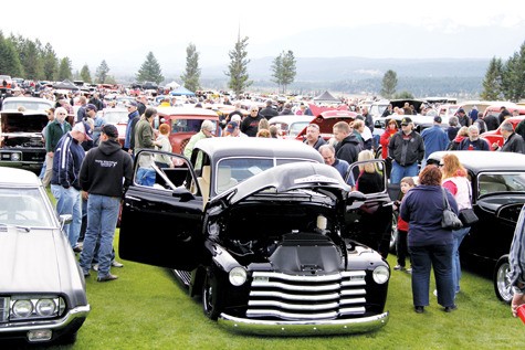 A crowd gathers around the many cars at the 2010 Columbia Classic Car Show n' Shine.