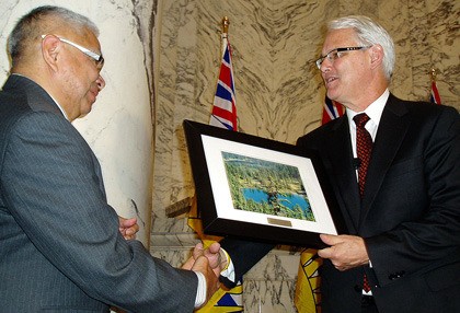 Yale First Nation chief Robert Hope presents a picture from his Fraser Canyon community to former premier Gordon Campbell in 2008
