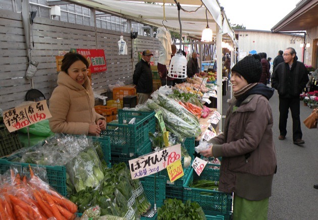 Vendors set out fresh produce at Yuriage Morning Market