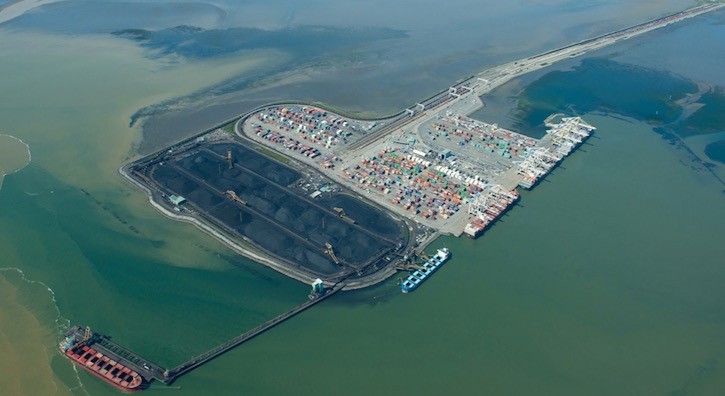 Deltaport coal shipping facilities at Tsawwassen