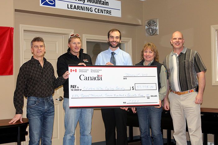 (L-R) Mark Halwa (CVCS); Max Fanderl (pilot); Adrian Bergles (CVCS president); Aina Cernenoks (BC Ministry of Forests Lands and Natural Resource Operations