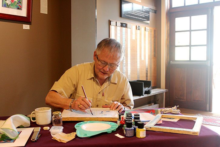 Sandy Orsten started a new batik project during his exposition at Pynelogs on May 22.  He multitasked the production of his exquisit art with an explanation  of the technique behind batiking.