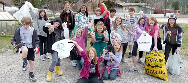 Edgewater Elementary students pitched in on Earth Day and cleaned up around their community.