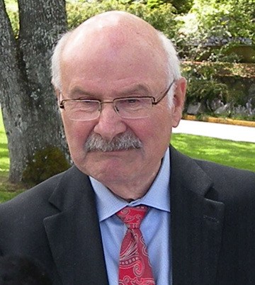 Mike Harcourt speaks to reporters at Oak Bay municipal hall Friday