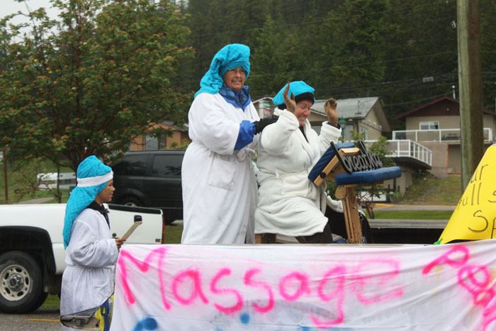 Crisanna MacLeod helps Eva Aueron relax on the parade float for Bare Hands Day Spa in Radium Hot Springs. Rainy weather was hardly a deterrent for the crowds that showed up for the annual Radium Days celebration to enjoy the always-popular parade. Those who attended also got to take in the sights of the BritsBest Car show