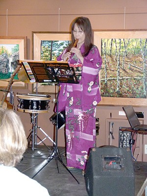 Chizuko Purchswitz playing at Pynelogs.