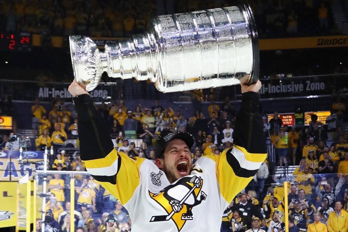 Pittsburgh Penguins captain Sidney Crosby hoists the 2017 Stanley Cup. (NHL/Twitter)