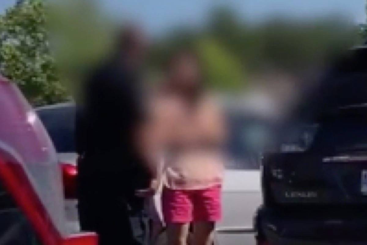 VIDEO: VPD officer yells at mom after kids left in hot car
